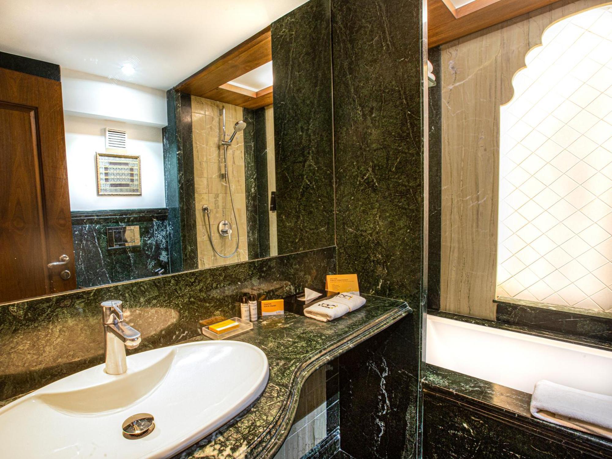 Hotel Bawa Continental Мумбаи Экстерьер фото