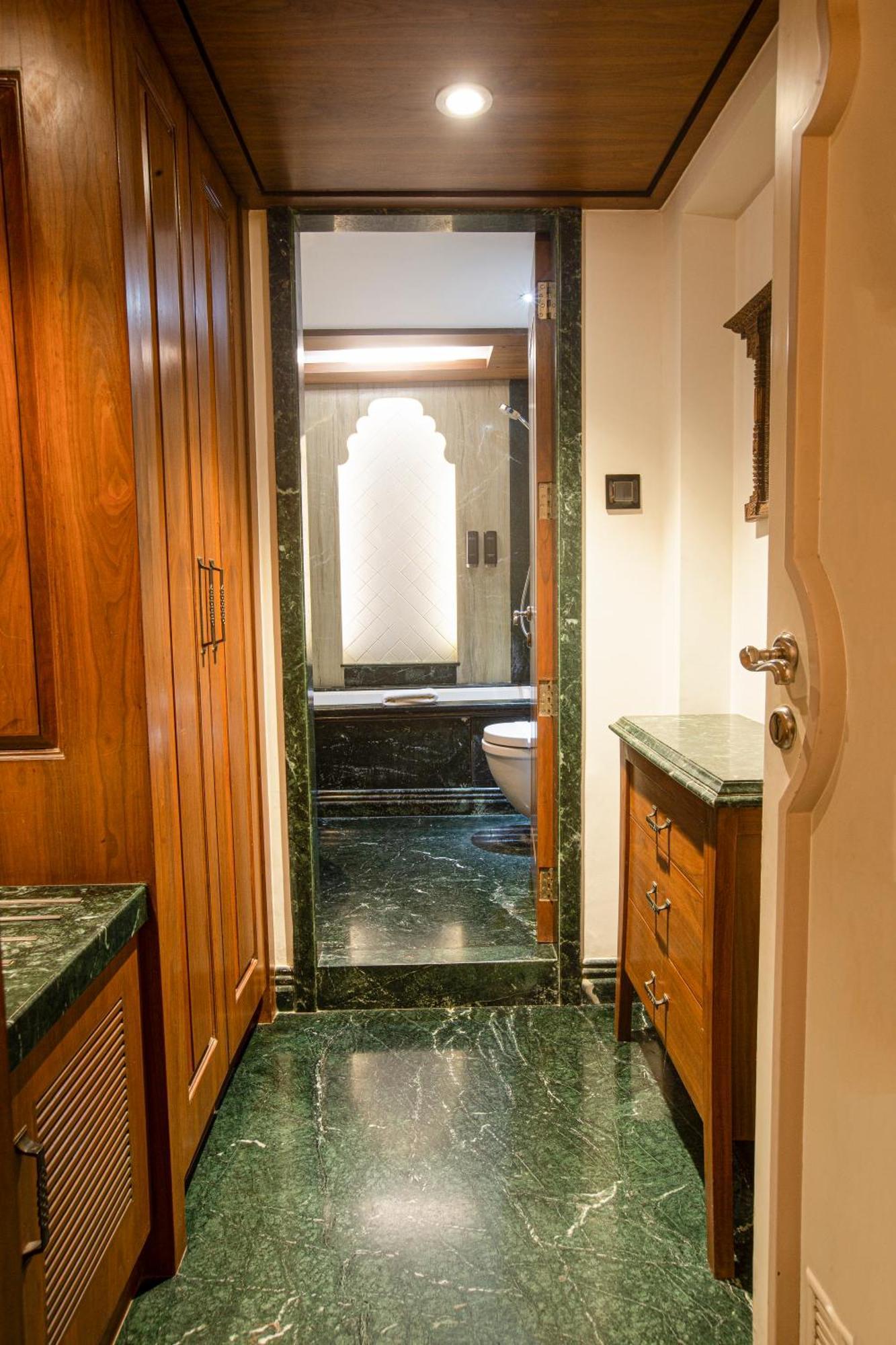 Hotel Bawa Continental Мумбаи Экстерьер фото